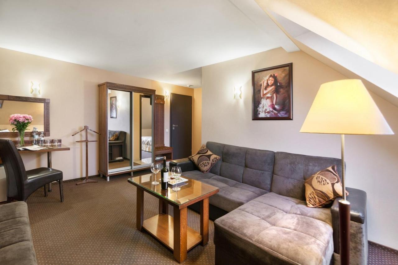 Kamelot Hotell Ternopil Exteriör bild
