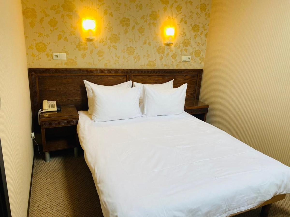 Kamelot Hotell Ternopil Exteriör bild